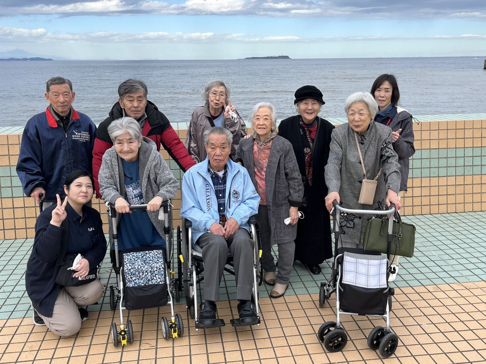海辺の集合写真