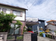 静かな住宅街にある施設の外観