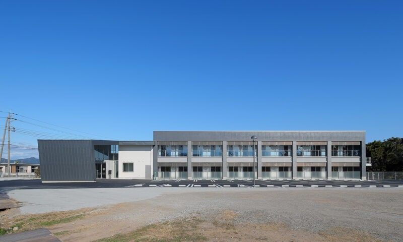 広々とした施設の外観
