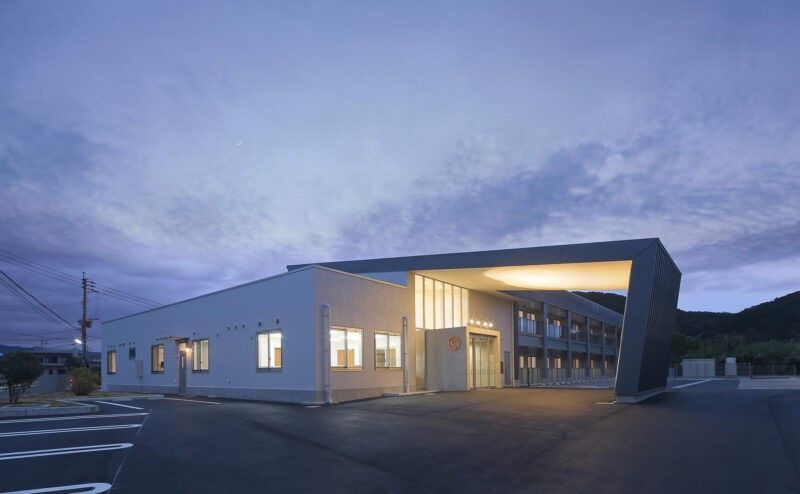 夕暮れ時の明るい建物正面