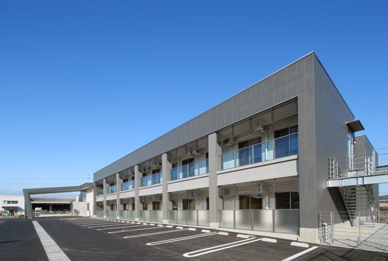 新築そうな施設の外観