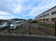 広々とした駐車場のある施設外観
