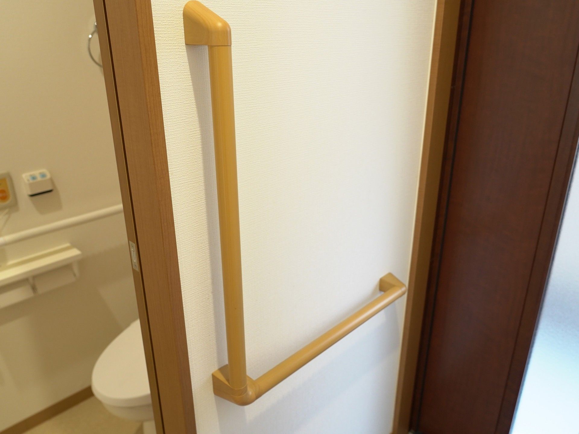 手すり付きトイレのドア