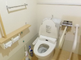 介護施設内のトイレと洗面設備