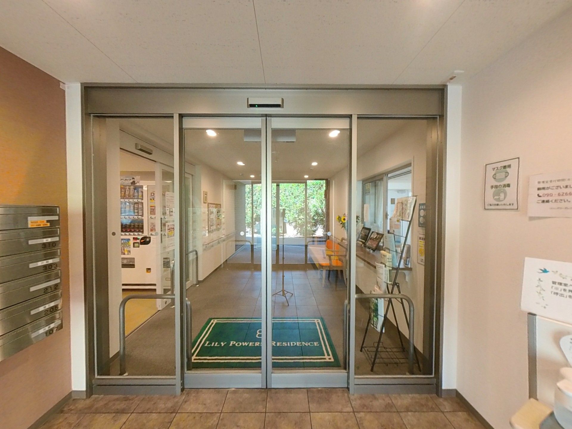 明るいエントランスホール