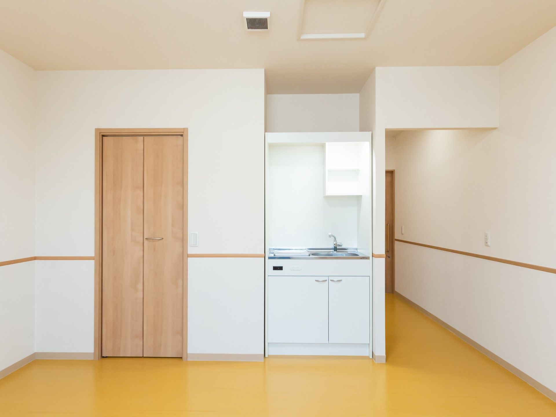 シンプルなキッチンと扉