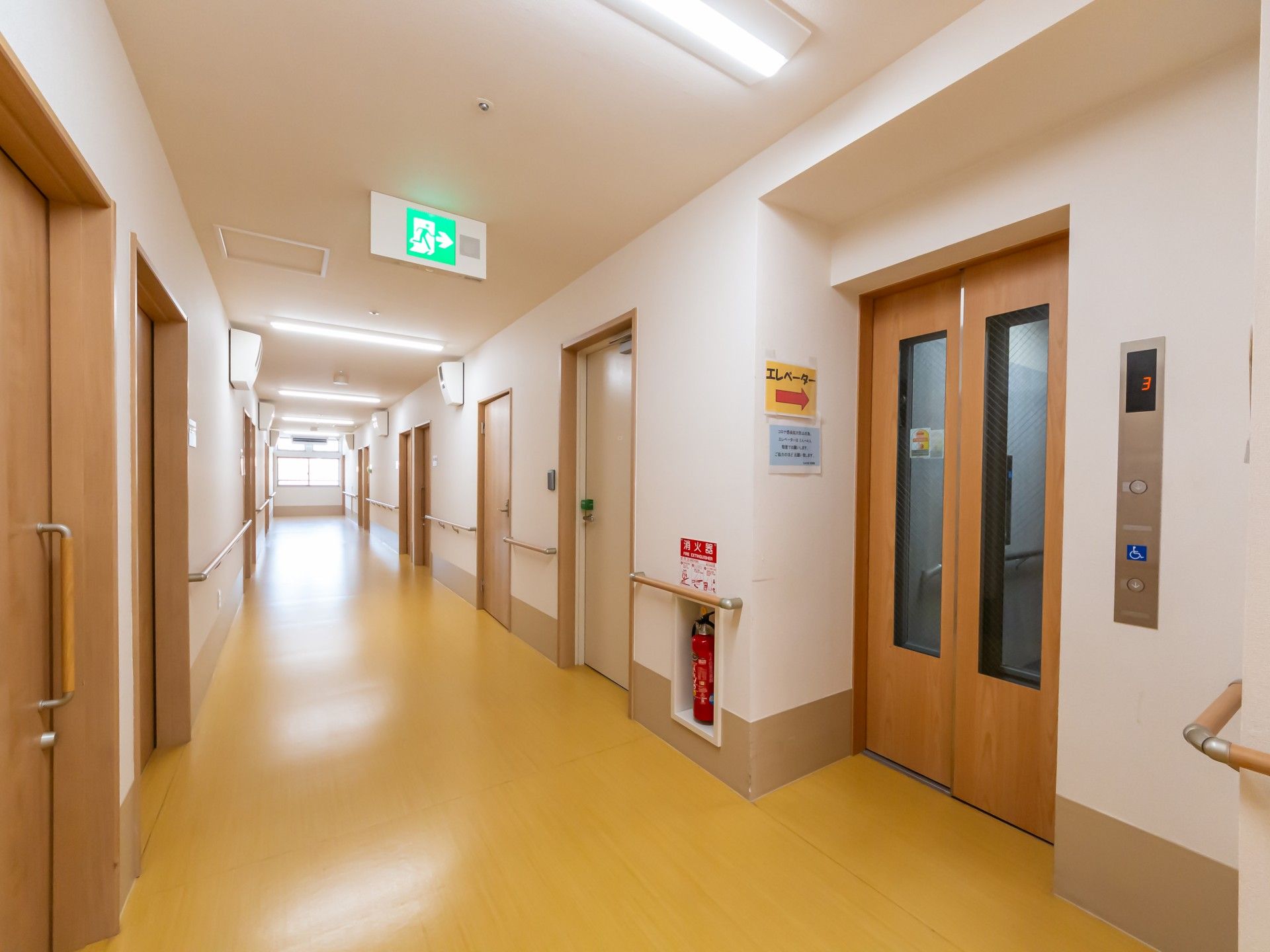 明るい廊下とエレベーター