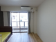 明るい室内と快適なベッドの部屋