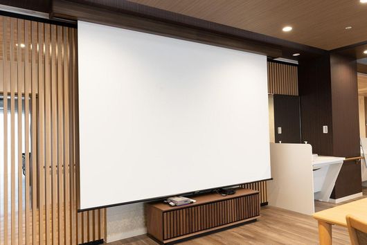 食堂兼機能訓練室スクリーン