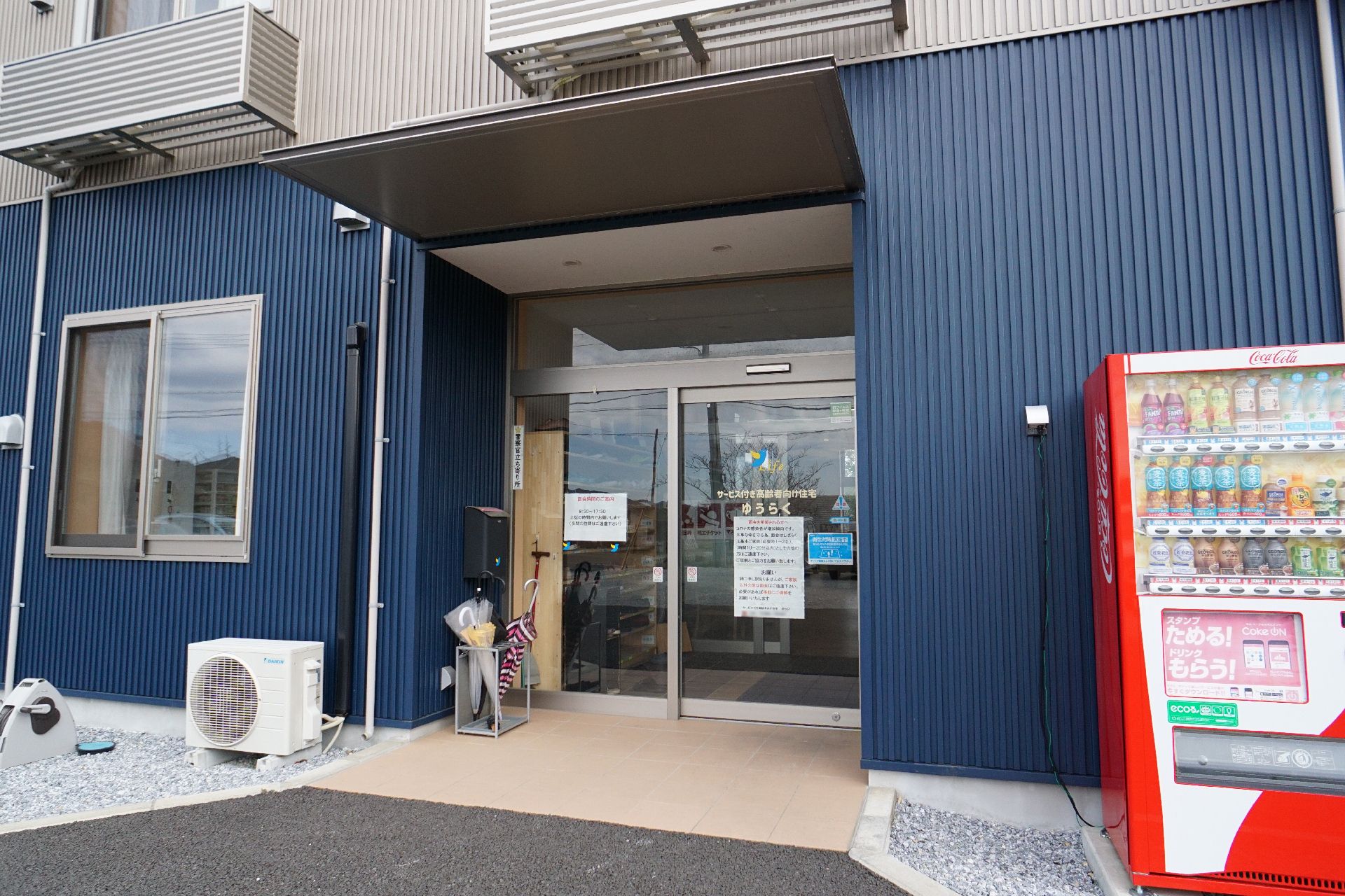 下駄箱が設置され、極力段差を排除した玄関