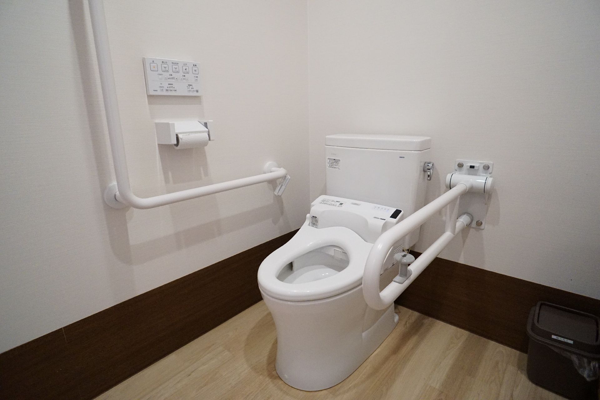 手すりが取り付けられているトイレ