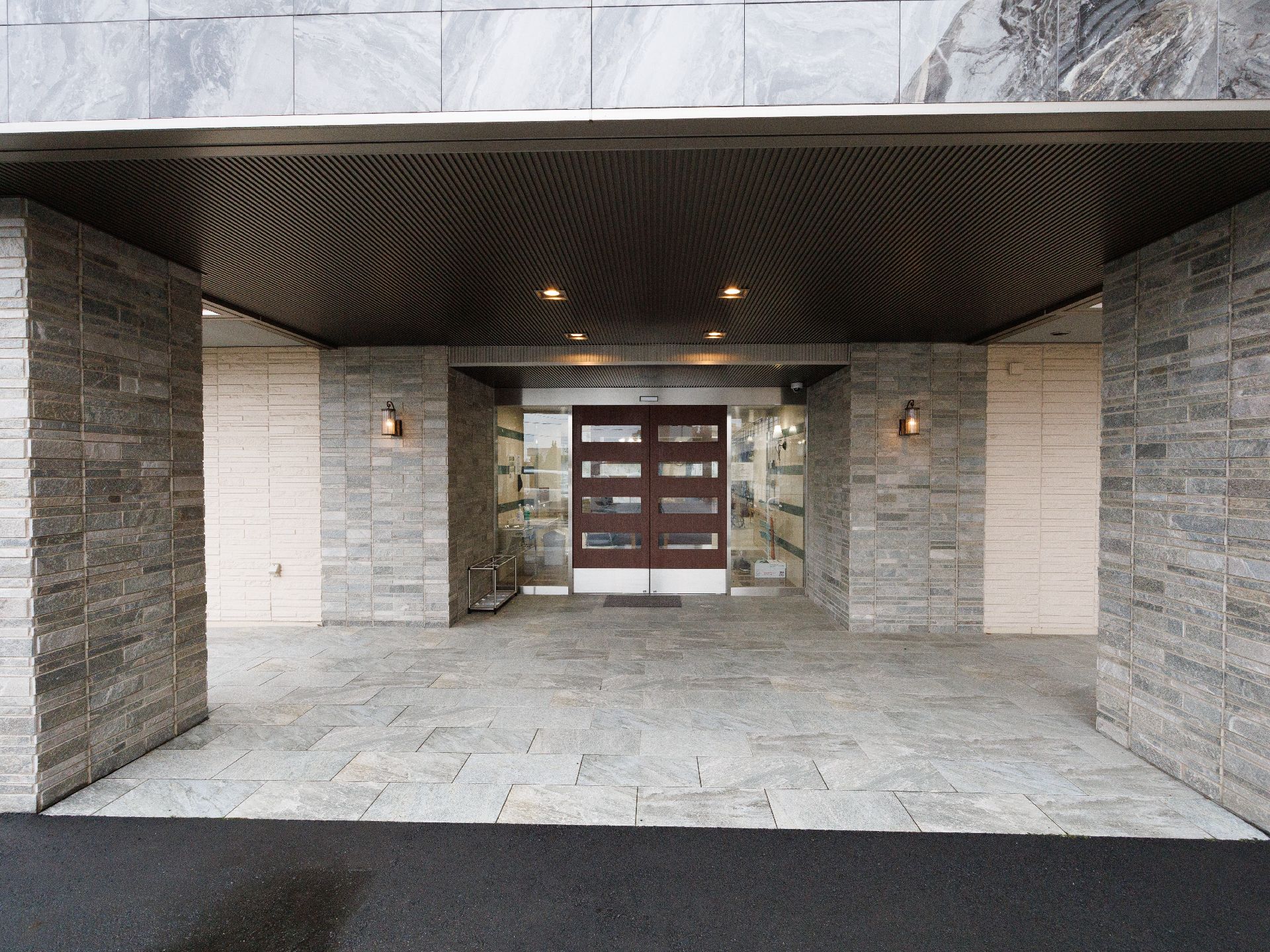 屋根の付いたエントランス