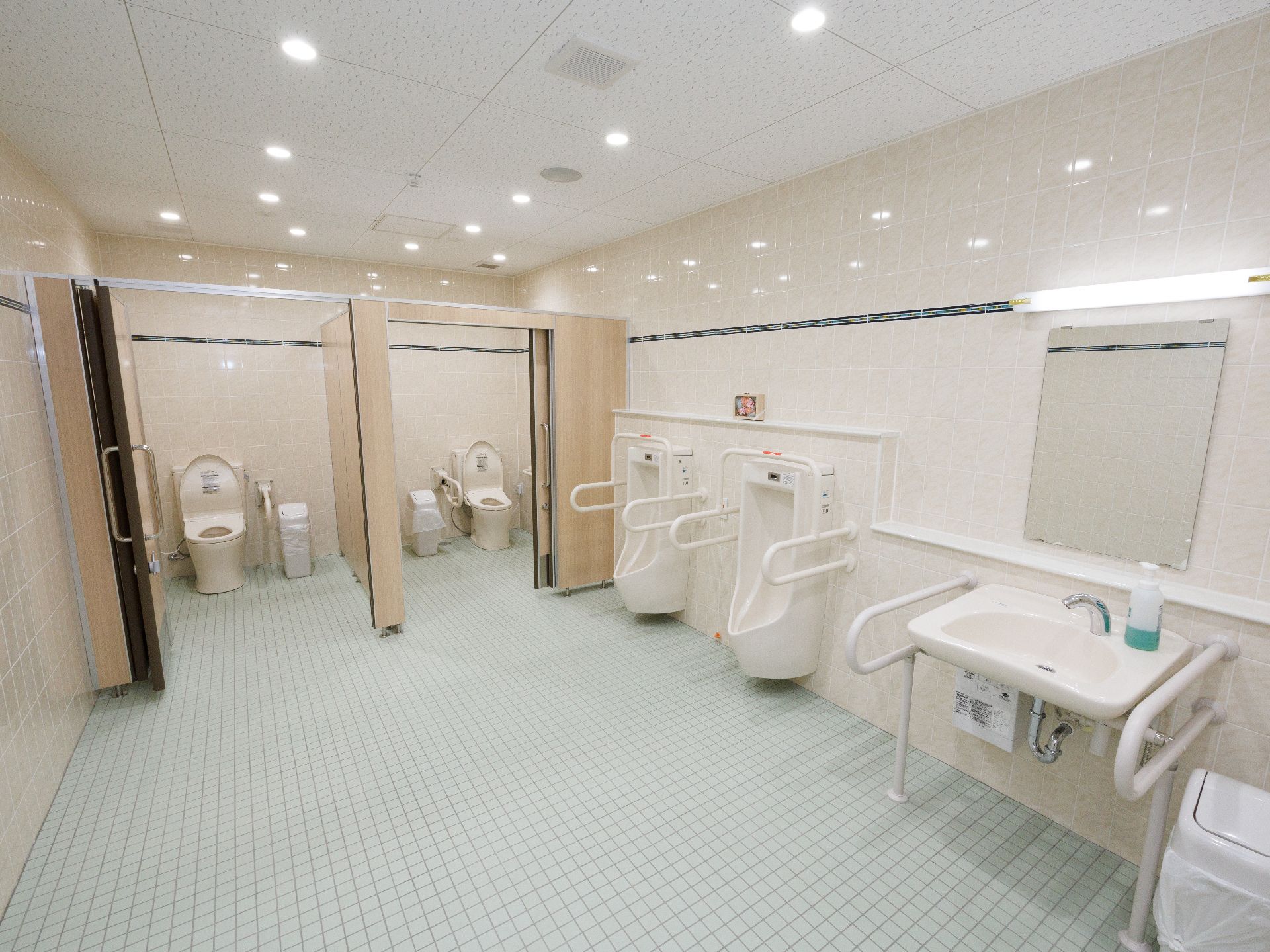 男性用便器が設置されたトイレ