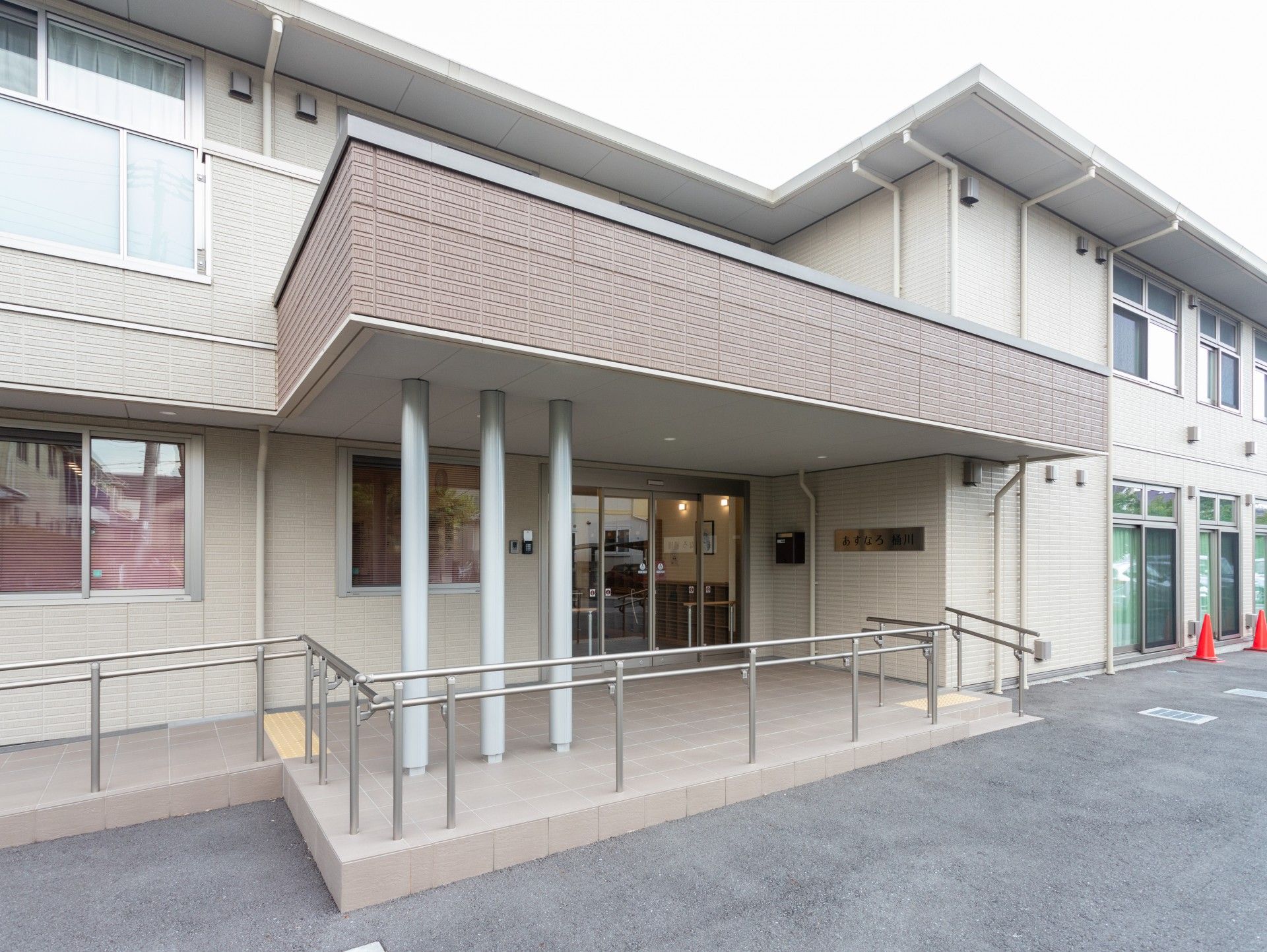 明るい入り口の建物