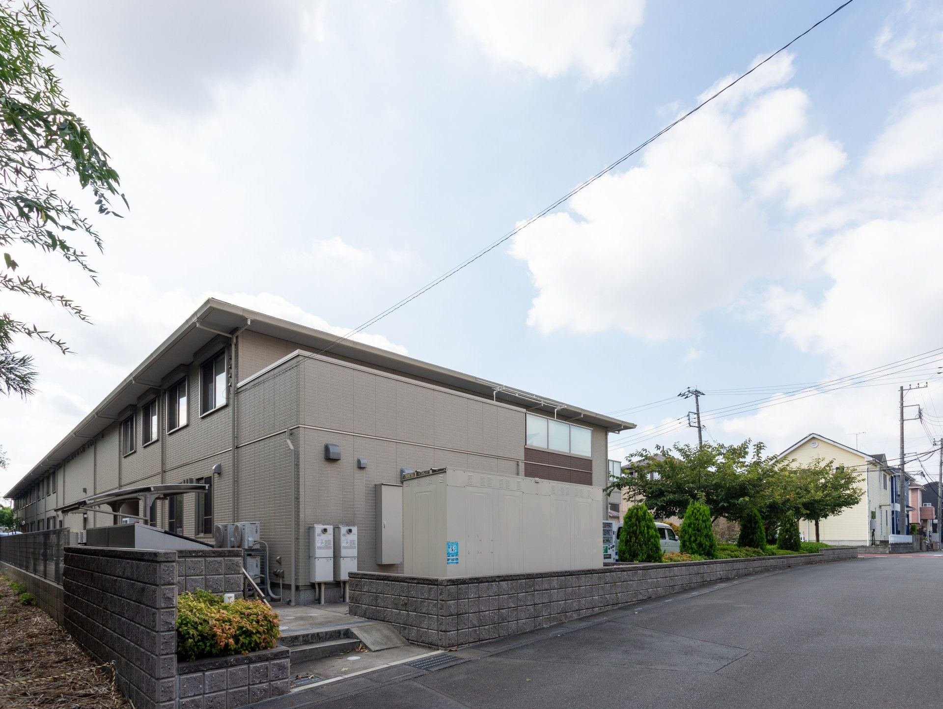 ゆったりとした外観の建物