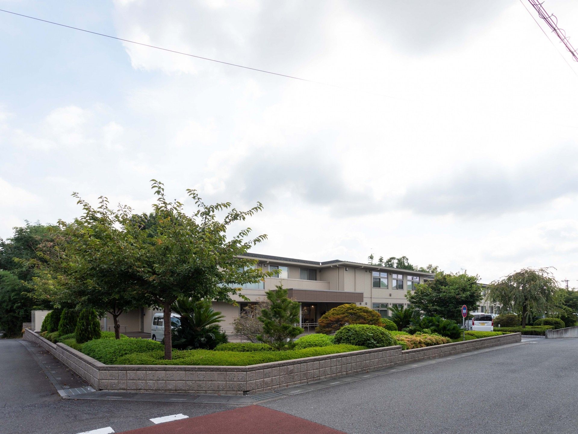 ゆったりとした敷地の施設外観