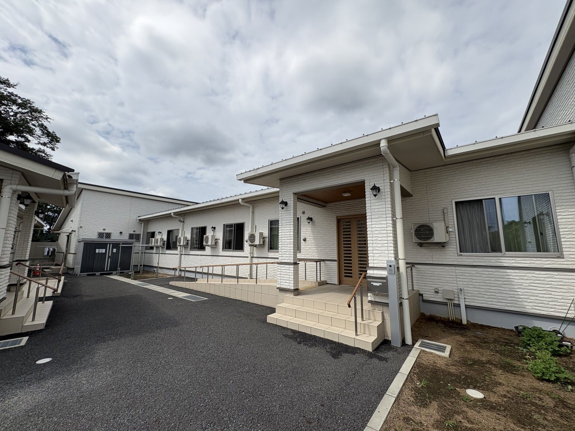 白い建物の外観