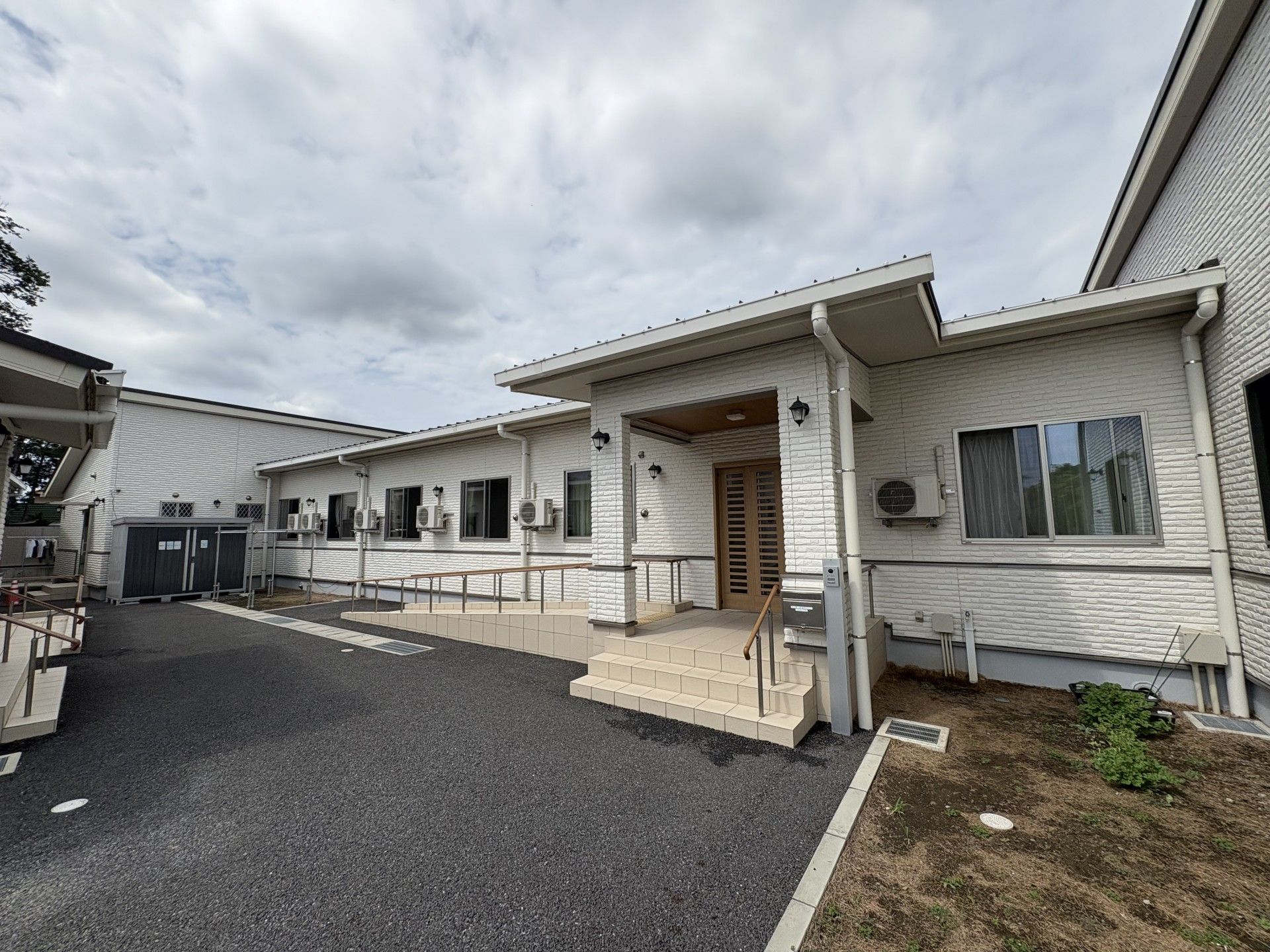白い外壁の建物