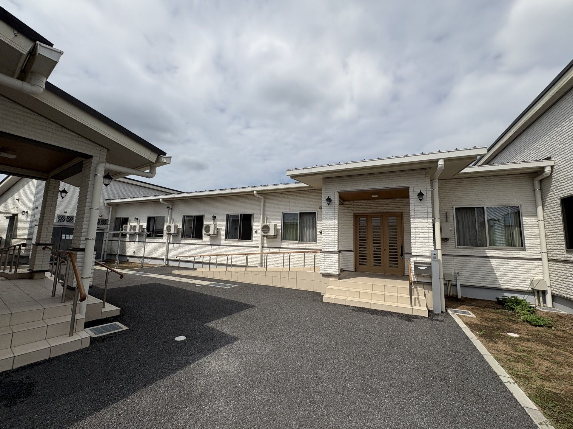 広い玄関の外観