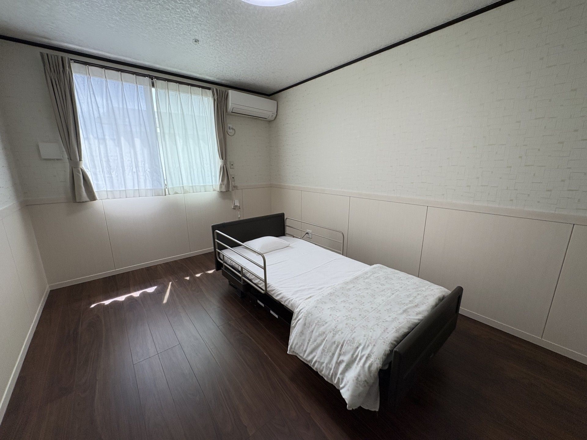シンプルな個室のベッド