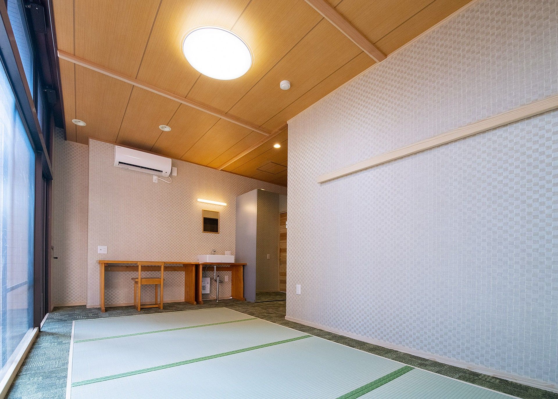 庭で交流する男性と女性