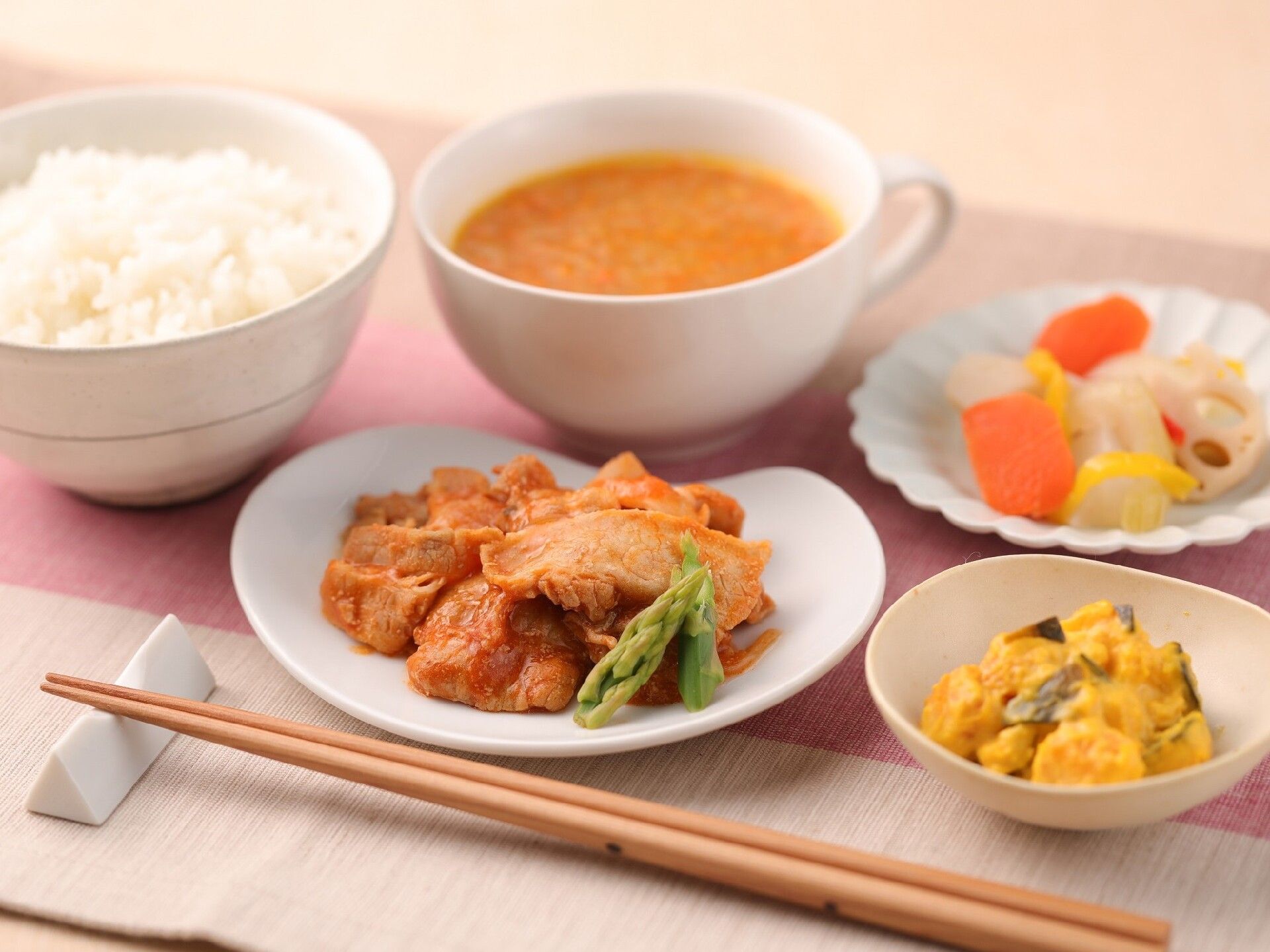 一汁三菜の食事。基本白の皿に5品料理が盛られてる
