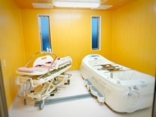 要介護度の重度の方が横になったまま負担なく入浴できる機械浴
