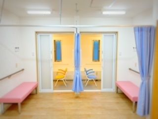 カーテンと椅子が設置され、浴室との間に段差がない脱衣所