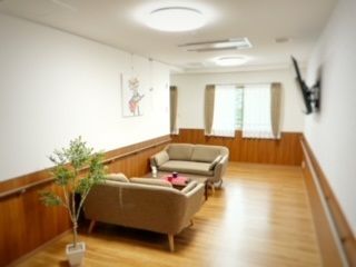 テーブルとソファーが設置された入居者が一休みできる休憩スペース