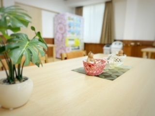 テーブルの上に置かれ、入居者の心を和ませている人形と観葉植物