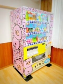 かわいい豚のイラストが描かれている入居者が利用可能な自動販売機