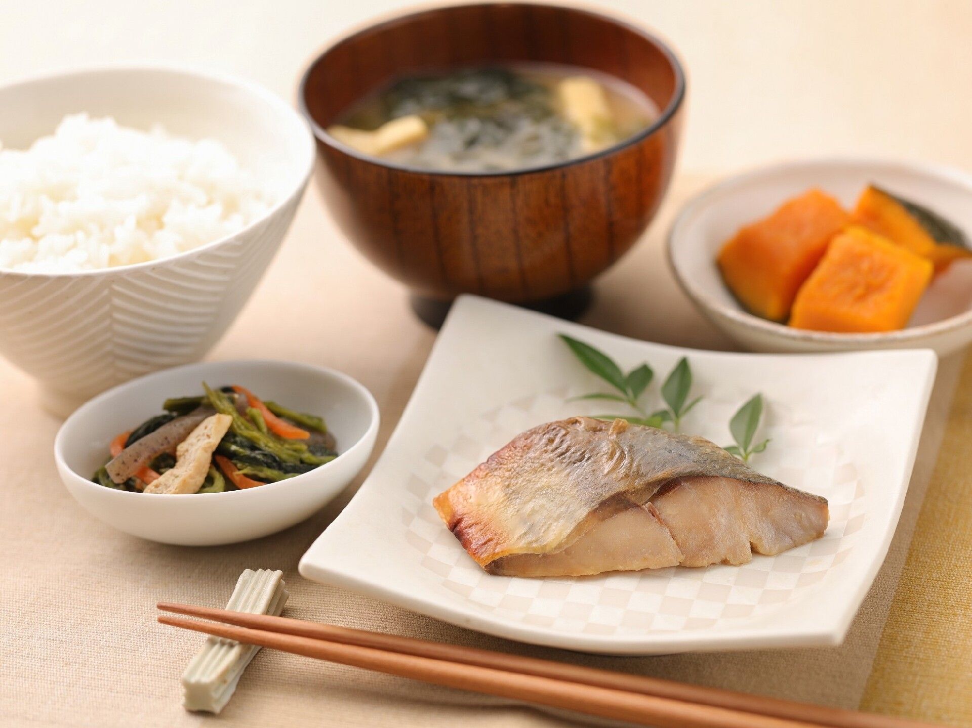 栄養面と味の両方が考慮されている焼き魚がメインの和食