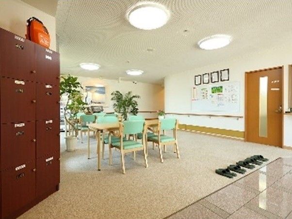 館内の壁には手すりが付き、エントランスには段差がなく、靴箱の上にはAEDが置かれている。