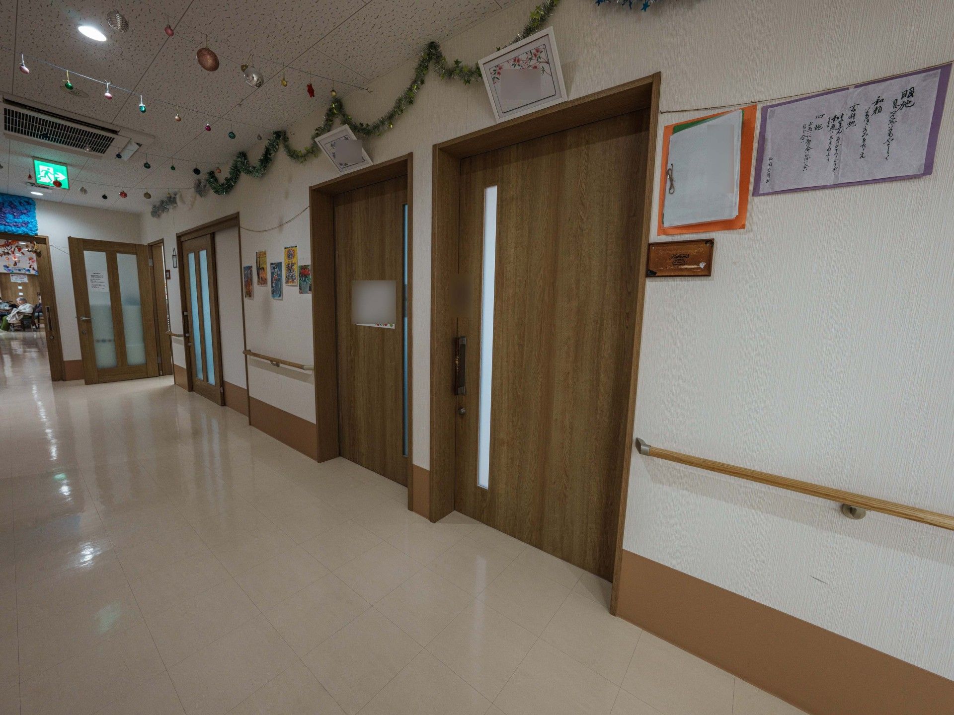 飾り付けが施された廊下