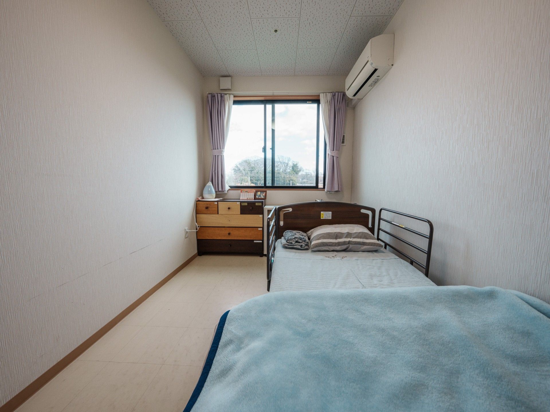 窓際のベッドと収納