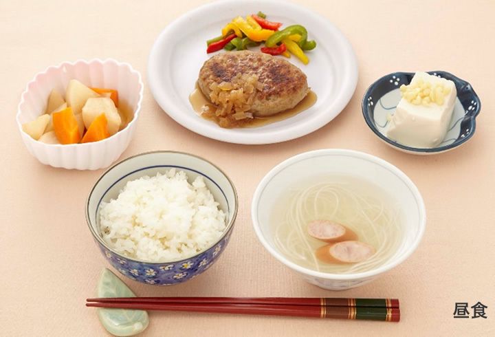 ハンバーグと煮物や冷やっこ、ごはんとにゅうめんの付いたメニュー