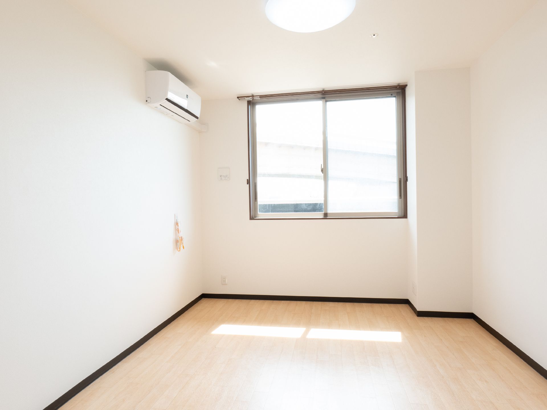 窓からの光が差し込む居室
