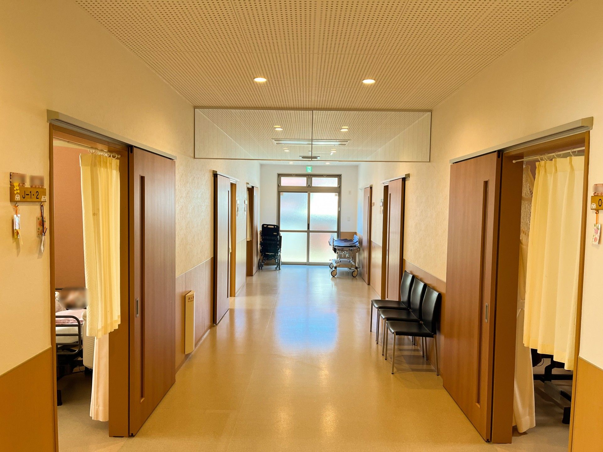 明るく広い居室の廊下