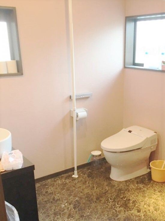 広いトイレにはゴミ箱や棚、手すりが設置され、トイレットペーパーホルダーもある。介助するスタッフが入ってもゆとりのある広さ。