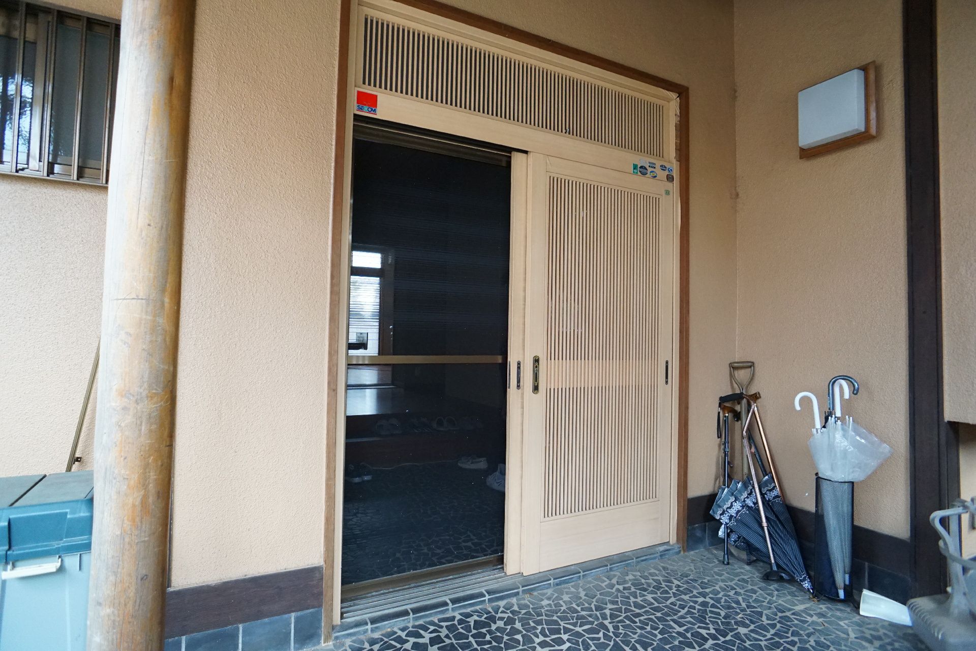 屋根がある玄関