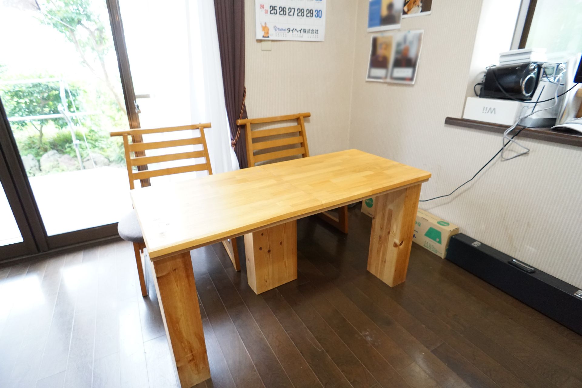 木製のテーブルセット