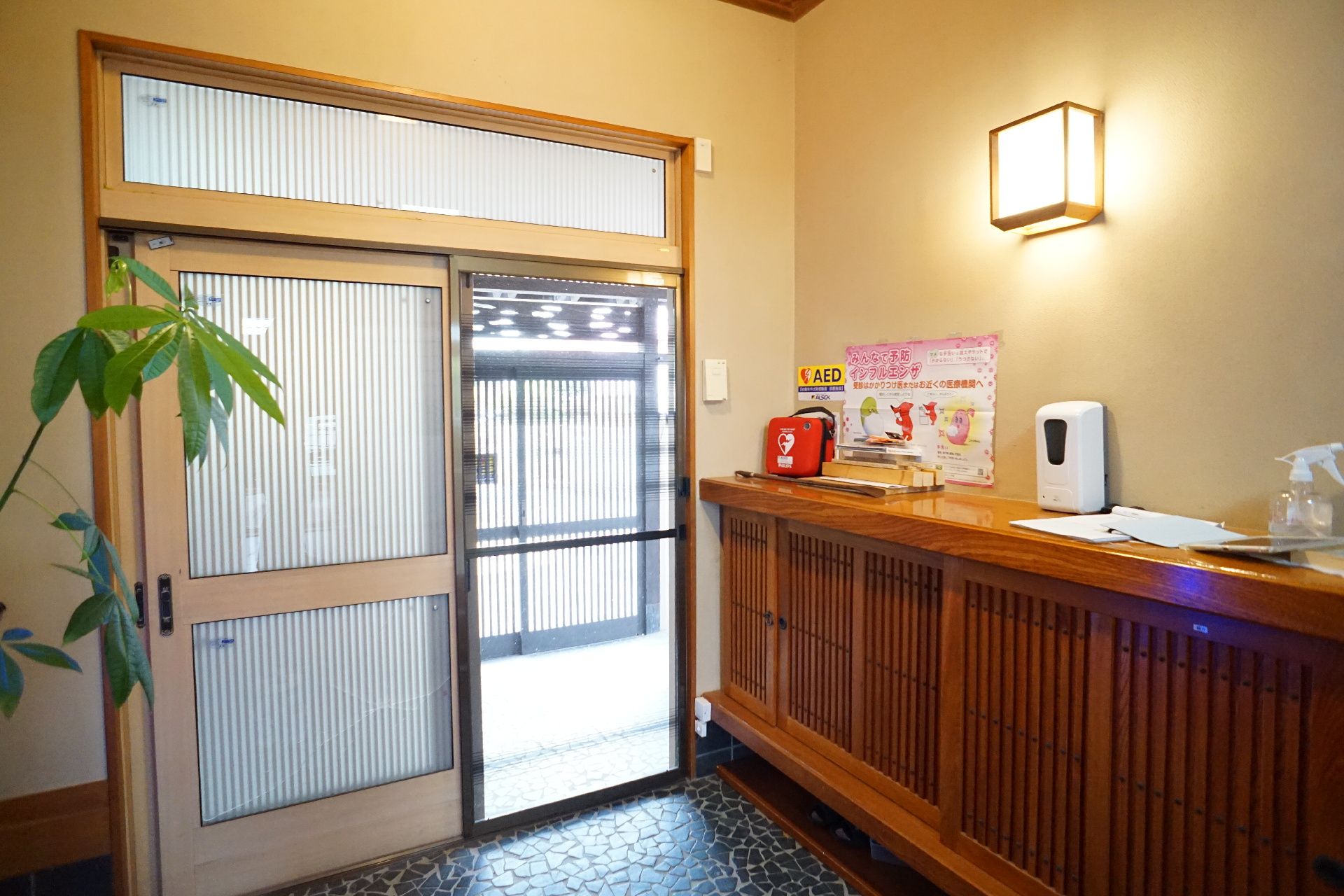 アルコールを設置した玄関