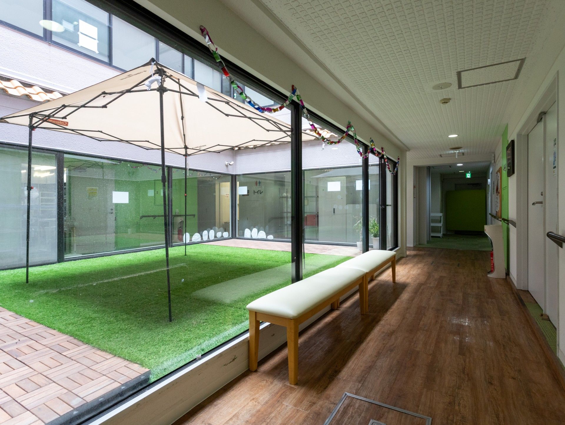 中庭が見える廊下