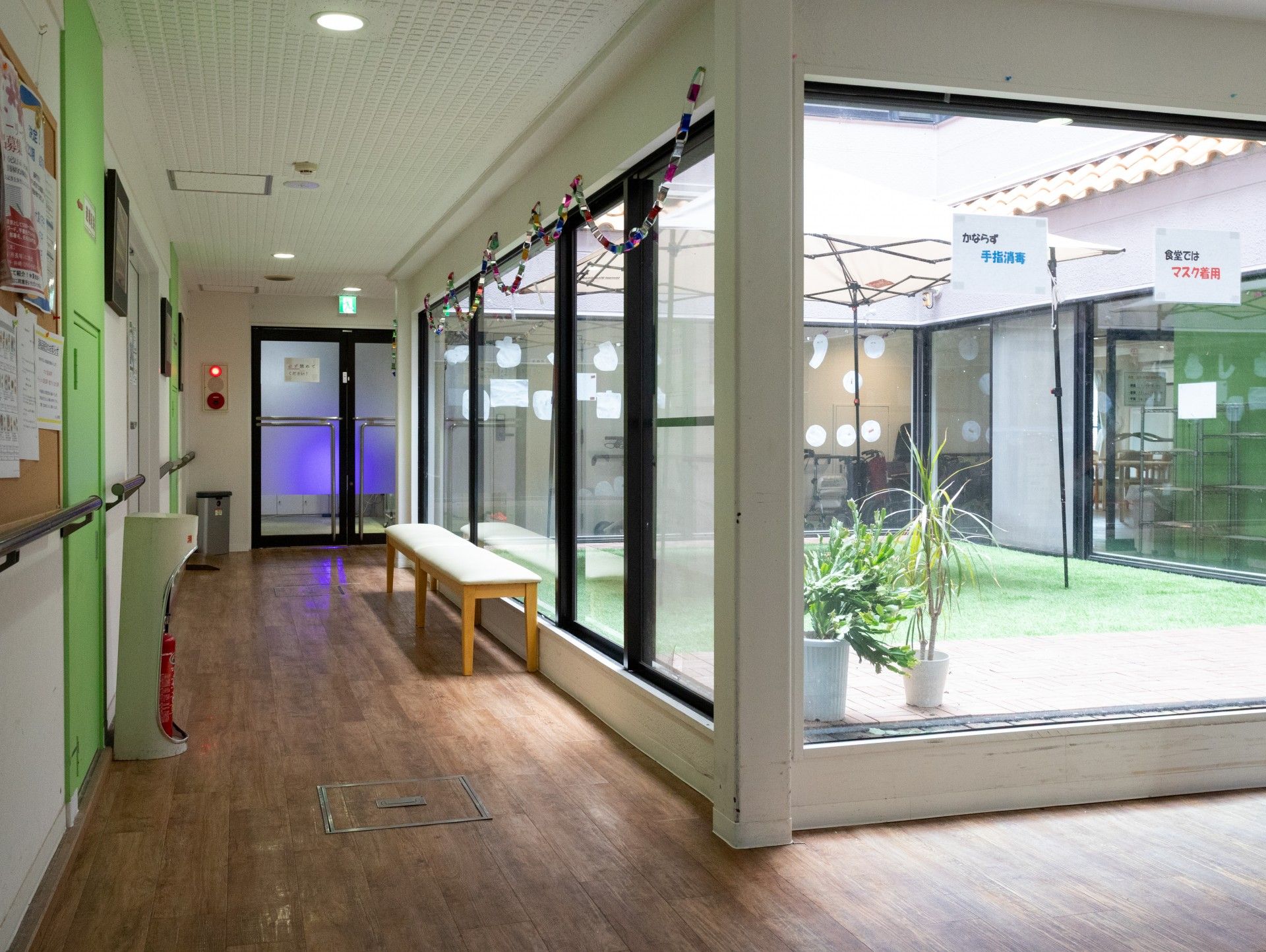 明るい廊下と中庭