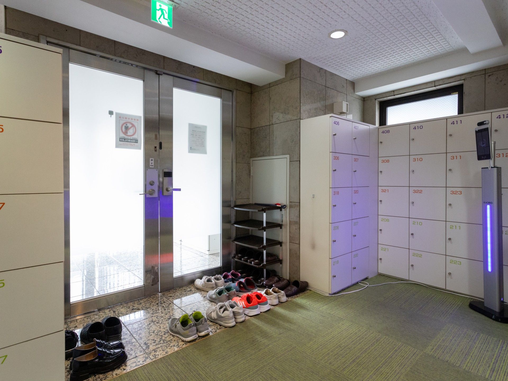 靴箱とロッカーのある玄関