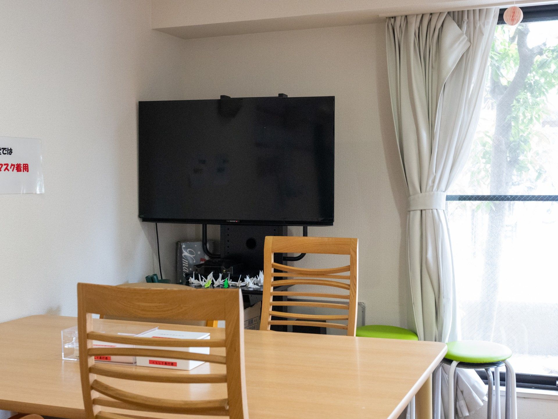 窓際のテレビとテーブル