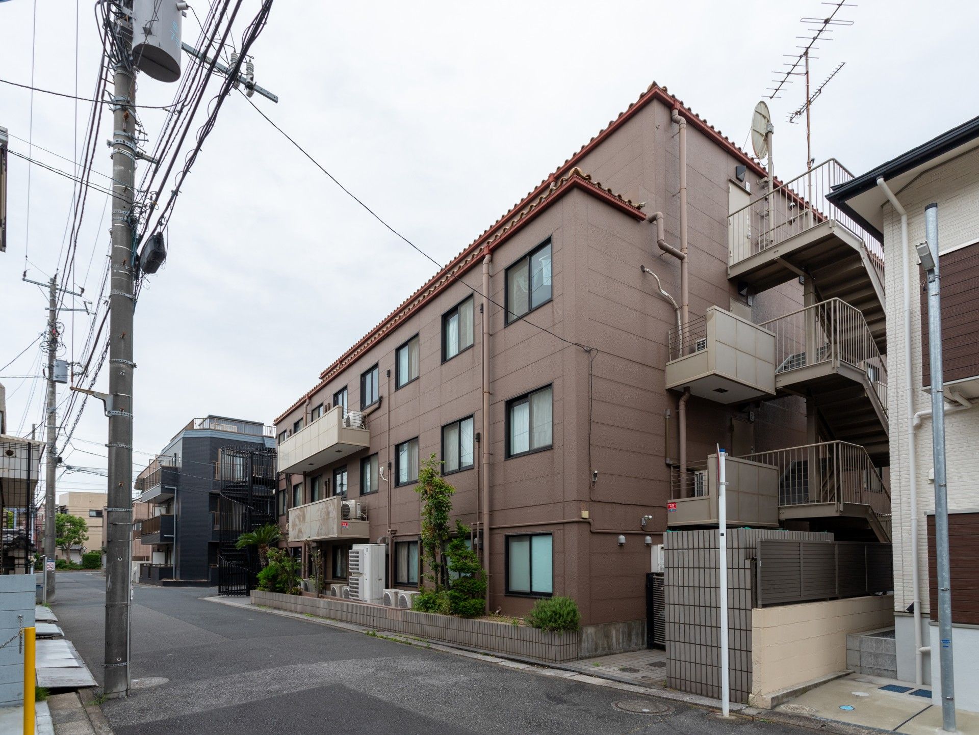 落ち着いた外観の建物