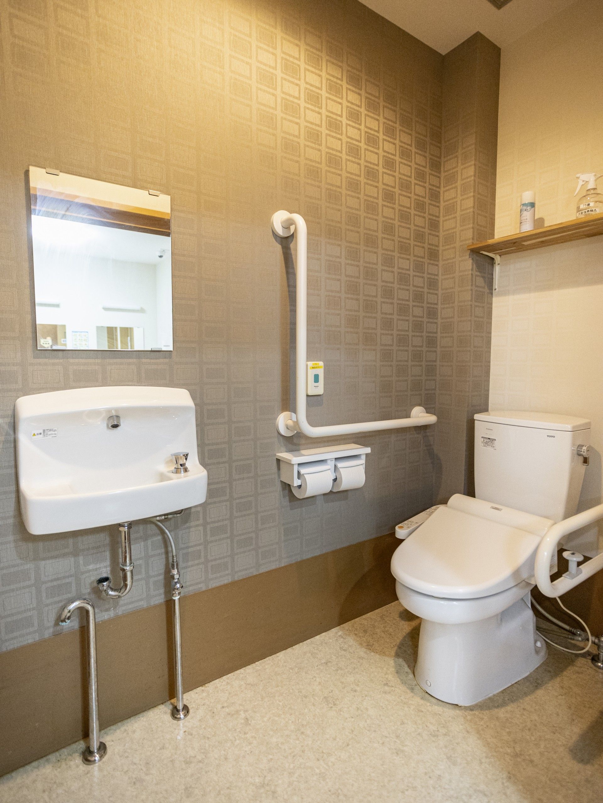 手すり付きのトイレ
