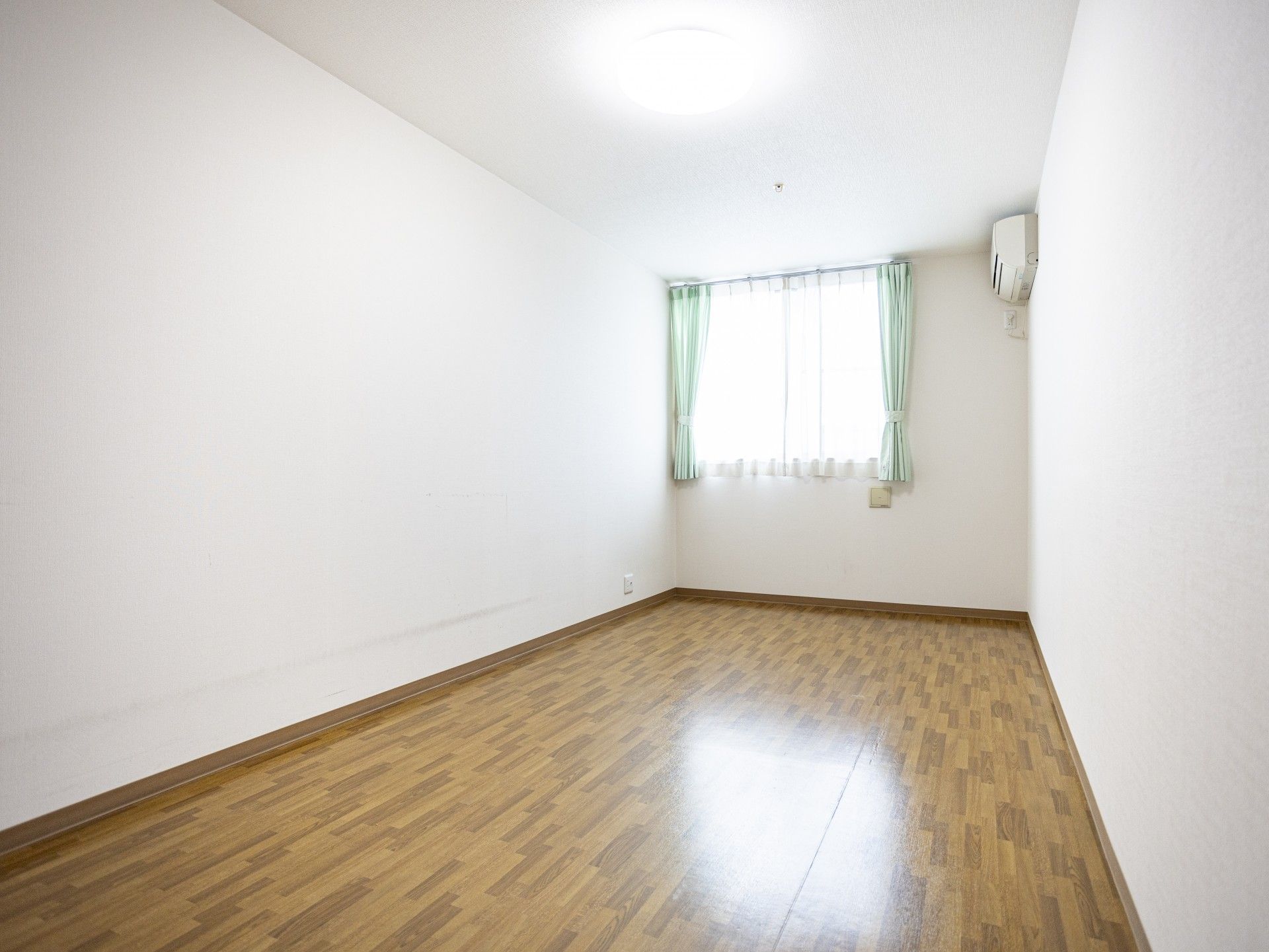 明るい個室の窓辺