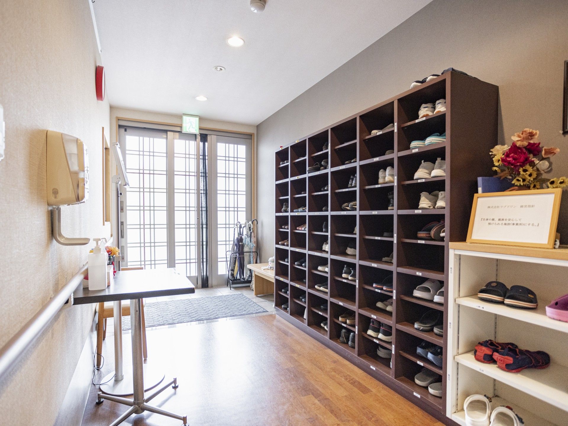 靴棚と出入口の廊下